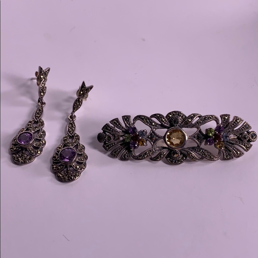 Set of earrings and brooch